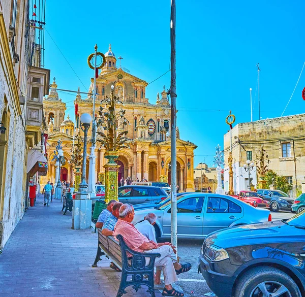 Entspannen auf Bank in der Altstadt, siggiewi, malta — Stockfoto
