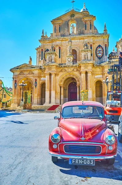 马耳他西吉埃维教区教堂前的老式汽车 — 图库照片