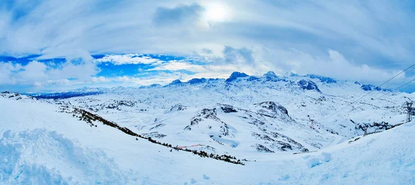 Panorama del macizo nublado de Dachstein, Salzkammergut, Austria — Foto de Stock