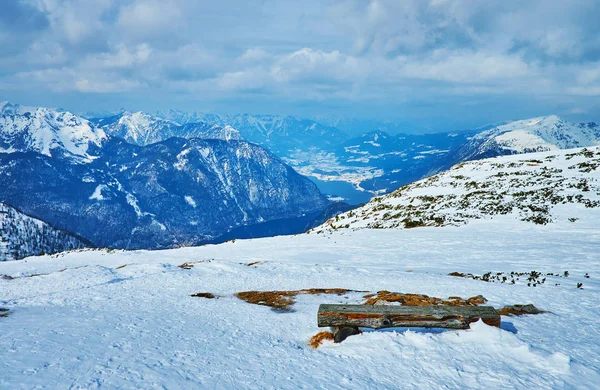 雪中的长凳, 奥地利萨尔茨卡默古特, 克里本施泰因 — 图库照片