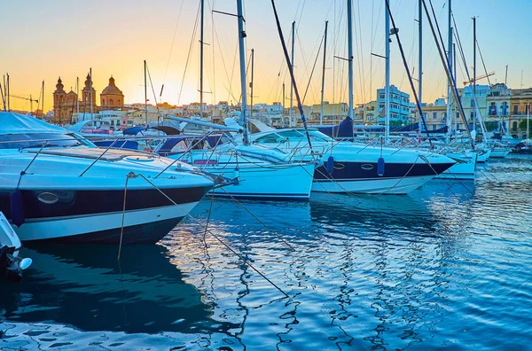 Kvällen i marinan i Msida, Malta — Stockfoto