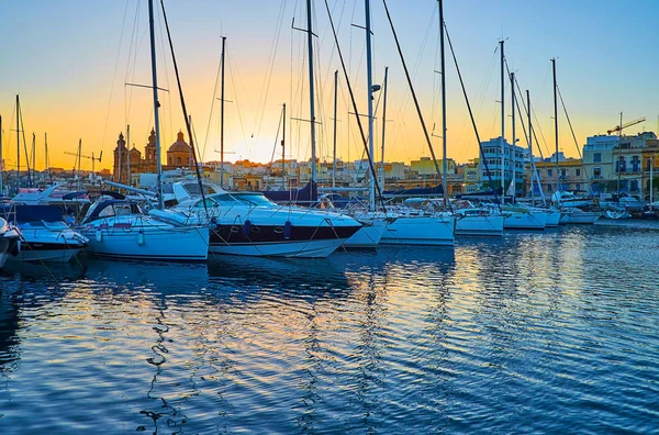 Msida skyline med yacht segel, Malta — Stockfoto