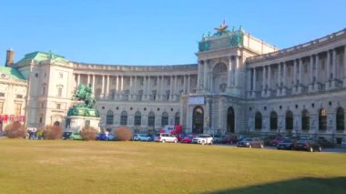 Vienna, Avusturya - 17 Şubat 2019: Ensemble, Heldenplatz (kahramanlar Meydanı) Prince Eugene Savoy ve Neue Burg bölümün üzerinde 17 Şubat ayında Viyana Hofburg Sarayı'nın heykeli bronz equaestrian ile.