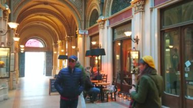 Vienna, Avusturya - 17 Şubat 2019: Freyung üzerinde 17 Şubat ayında Viyana kafe ve barlar, alışveriş merkezi olarak hizmet geçirilmesi Ferstel palace, muhteşem iç.