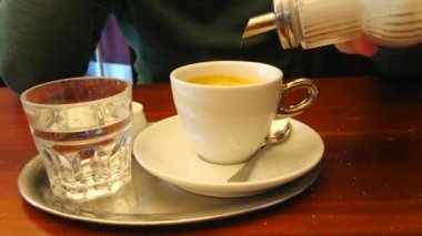 Klasik Viyana kahvesi ziyaret edin ve bardak soğuk su, Viyana, Avusturya ile hizmet veren aroması espresso fincan keyfini çıkarın.