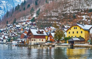 Hallstatt, bankada küçük vapur Salzkammergut, Avusturya