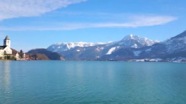 St Wolfgang, Avusturya - 23 Şubat 2019: Panorama Wolfgangsee Gölü hac kilise, Strobl kasaba ters banka, karlı Alpler ve Feribot Terminali, St Wolfgang 23 Şubat.