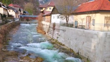 Eski Ebensee, Salzkammergut, Avusturya küçük renkli evler ile kaplı hızlı akan dağ Traun Nehri boyunca, yürümek.