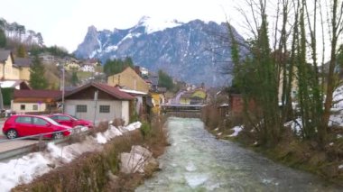 Alp Peyzaj ve dar Traun nehir ve küçük kasaba Ebensee, Avusturya gözlemleyerek Salzkammergut, geleneksel mimarisini keyfini çıkarın.