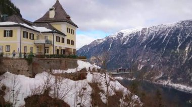 Hallstatt, Avusturya - 25 Şubat 2019: panoramik teraslı restoranı Salzberg dağın tepesinde bulunan ve üzerinde 25 Şubat Hallstatt town, Hallstattersee Gölü ve Alpler, görünüme sahiptir.