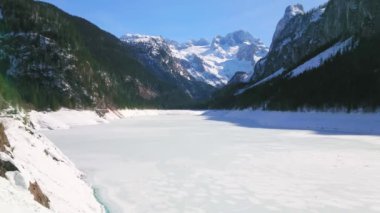 Beyaz donmuş yüzeyin yeşil dağ yamaçları ve Dachstein Batı rocky doruklarına arka planda, Gosau, Salzkammergut, Avusturya çevrili yayla Gosausee Gölü.