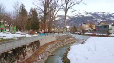 Bad Ischl, Avusturya - 26 Şubat 2019: Tembel Parkta yürümek kadar kolay kış Sissy Traun nehir ve kanal, yüksek ağaçlar ve 26 Şubat Bad Ischl içinde çocuklar için oyun alanı karlı bankalarla. 