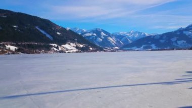 Zell Am See, Avusturya - 28 Şubat 2019: Dolgu Elisabeth Park Zeller manzaralı Panorama gördün mü, buz, Alpler ve gölün kıyısında Grand Hotel Zell Am See 28 Şubat kaplı