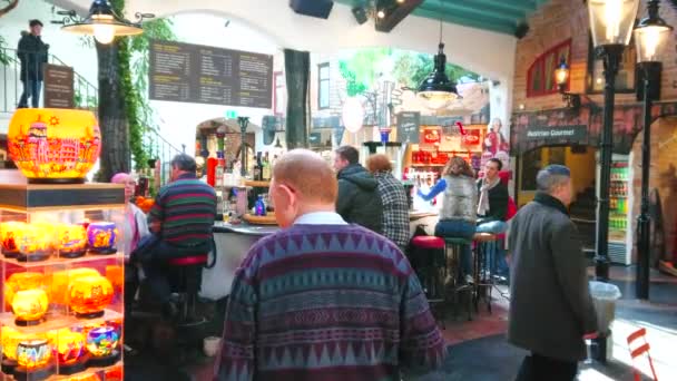 Wiedeń Austria Lutego 2019 Zatłoczonej Hali Hundertwasser Village Zadaszony Rynek — Wideo stockowe
