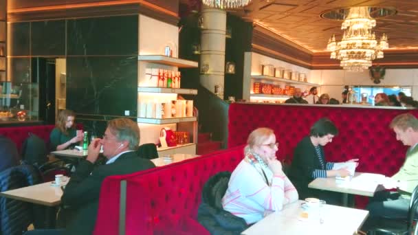ウィーン オーストリア 2019 優雅なインテリアと有名なザッハー カフェ 典型的なウインナー コーヒー家 日にウィーンでオペラ座に隣接の雰囲気をお楽しみください — ストック動画