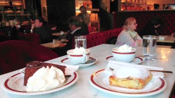 Viena Austria Febrero 2019 Sacher Café Ofrece Postres Tradicionales Vieneses — Vídeo de stock