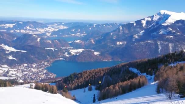 アルプスの風景 ヴォルフガングゼー渓谷 セントギルゲンの町 ヴォルフガングゼーとモンドゼーの深い青い湖を望むザルツカマーグートの牧歌的な自然 オーストリア — ストック動画