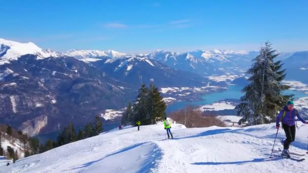 Gilgen Austria Febrero 2019 Esquiadores Subiendo Bajando Largo Pista Suave — Vídeos de Stock