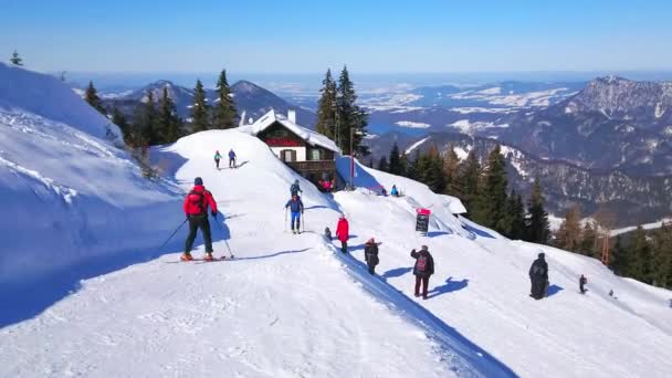 オーストリア セントギルゲン 2019年2月23日 ズヴォルファーホルン山の斜面のスキーヤーは アルプスのピークとフシュルゼー湖を観察し それらは 2月23日にセントギルゲンで 距離に見られます — ストック動画