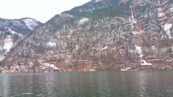 享受从奥伯特劳到哈尔施塔特的湖游 欣赏波纹哈尔施塔特湖和达赫斯坦阿尔卑斯山的景色 奥地利萨尔茨坎梅特特 — 图库视频影像