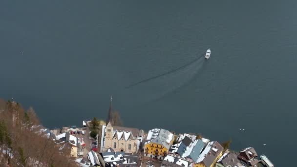 Vista Sobre Telhados Hallstatt Pequena Balsa Flutuando Longo Lago Hallstattersee — Vídeo de Stock