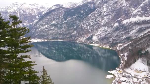 Ciesz Się Powierzchnię Lustra Jeziora Hallstattersee Zaśnieżone Stoki Alpejskie Masywu — Wideo stockowe