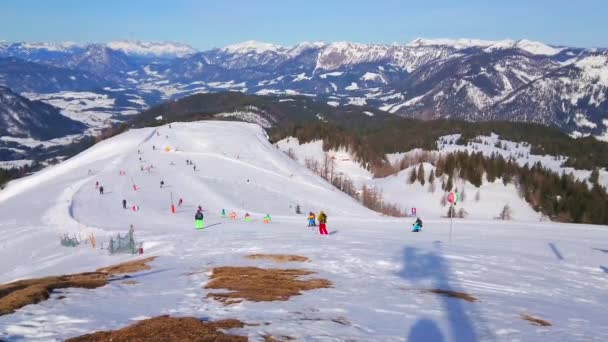 Esportistas Pequenos Adultos Trajes Esqui Coloridos Brilhantes Descendo Topo Montanha — Vídeo de Stock