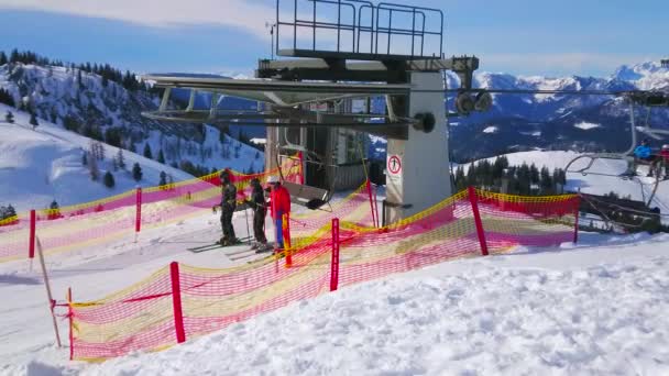 ゴーザウ オーストリア 2019 ロッキー ダッハシュタイン西アルプスに囲まれた リフトのトップ ステーション キャビン運ぶ Zwieselalm 山の頂上にスキーヤー — ストック動画