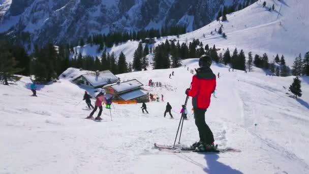 ゴーザウ オーストリア 2019 スキーヤーと決別 ダウンヒル中に上の Zwieselalm 山の西ダッハシュタインからゴーザウで — ストック動画