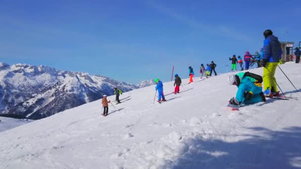 ゴーザウ オーストリア 2019 スキーヤー下り坂 Zwieselalm 西ダッハシュタイン と若い女の子の上部からスノーボードの添付されたバインディング ブーツにゴーザウで — ストック動画