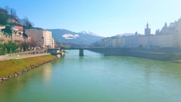 Genieten Van Zonnige Dag Salzburg Wandelen Langs Makartsteg Voet Brug — Stockvideo