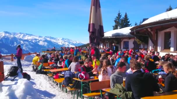 ツェル オーストリア 2019 Areitalm 高山草原に位置するラウンジ カフェの混雑したオープンエアのテラス スポーツマン休息を取るダウンヒル ツェル ゼーの — ストック動画