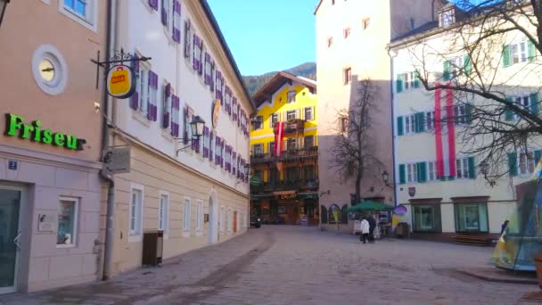 ツェル オーストリア 2019 古い伝統的な住宅 Stadtplatz 人気のカフェ お土産店やランドマーク リゾートの中央広場でツェル ゼーの — ストック動画