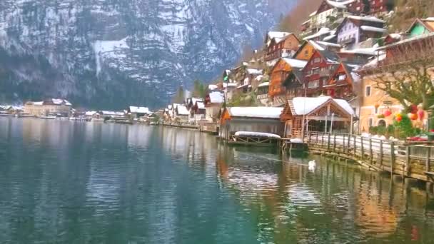 Hallstatter ハルシュタットの古い住宅 湖畔の遊歩道 ボートや背景 ザルツカンマーグート オーストリアの高山の範囲のための木造ガレージ ポート を参照してください — ストック動画