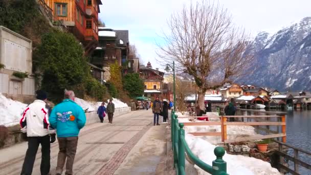 Hallstatt Österreich Februar 2019 Spaziergang Entlang Der Ruhigen Winterpromenade See — Stockvideo