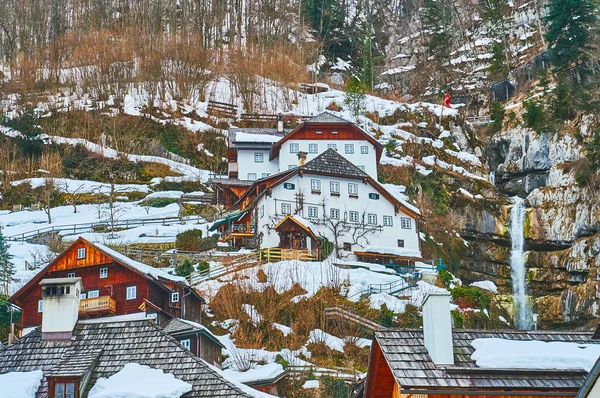 Las casas en la ladera rocosa de la montaña de Salzberg, Hallstatt, S — Foto de Stock