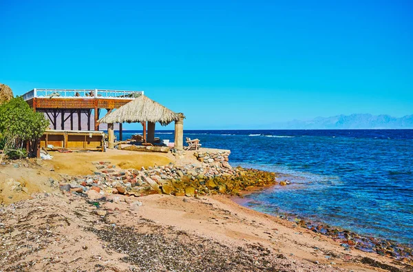 Sommerterrasse an der Küste des Golfes von Aqaba, Sinai, Ägypten — Stockfoto