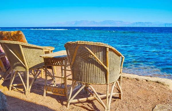 Enjoy Aqaba gulf from Dahab beach, Sinai, Egypt — Stock Photo, Image