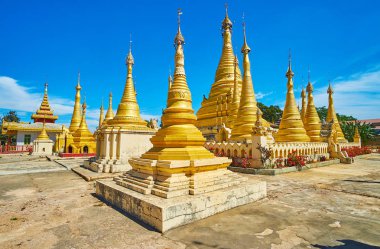 Doğal altın stupas, Kan Tu Kyaung Manastırı, Pindaya, Myanmar