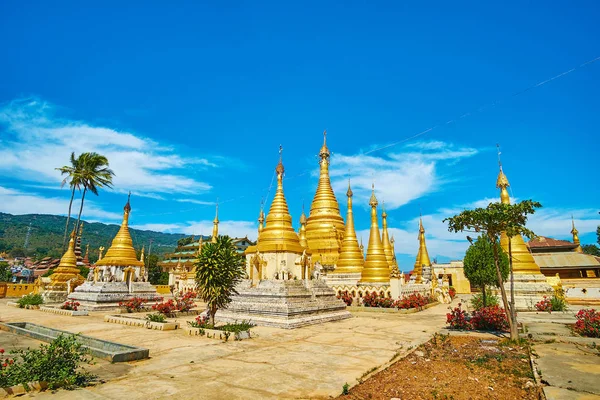 The old golden stupas of Kan Tu Kyaung monastery, Pindaya, Myanm — Stock Photo, Image