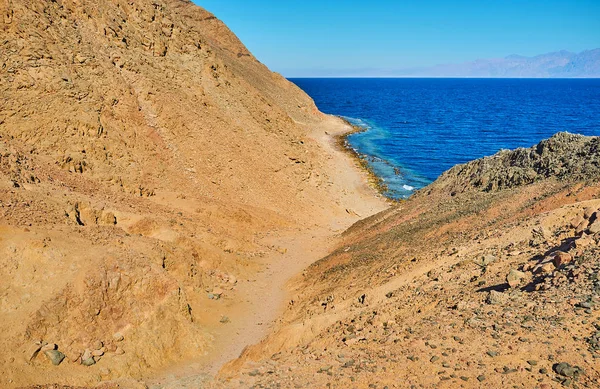 Het wandelpad naar de kust van Aqaba Gulf, Sinai, Egypte — Stockfoto