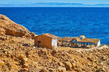 Aqaba Körfezi kıyısında eski kafe, Sinai, Mısır