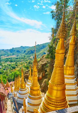 Dağ yamaçlarının boyunca küçük pagodas, Pindaya, Myanmar