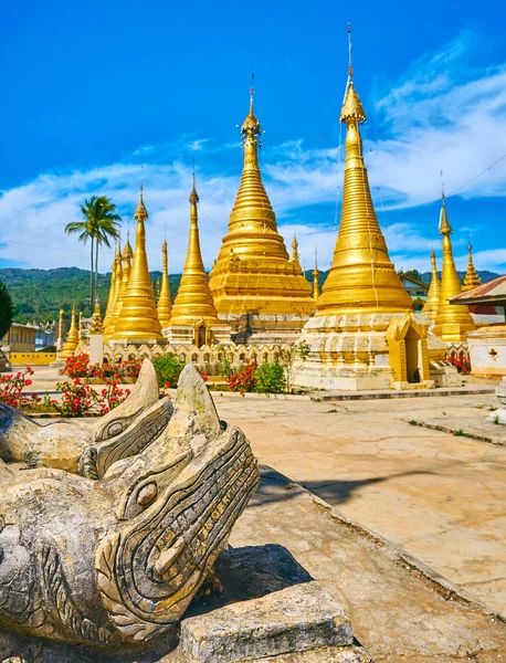 The pagodas of Kan Tu Kyaung monastery and statues of Nagar drag — Stock Photo, Image