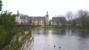 Ort Landschloss (Kara Kale) ve Traunsee Gölü üzerindeki yaya köprüsü, Seeschloss (göl Kalesi) ve ana arazi ile küçük Islet bağlayan görünüm, Gmunden, Salzkammergut, Avusturya.