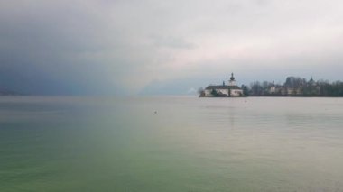 Tarihi Schloss ort kale bir görünüm ile Gmunden içinde sisli hava, Traunsee Gölü üzerinde Islet bulunan, Salzkammergut, Avusturya.