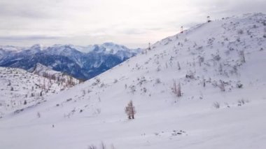 Kayak asansörleri, parkurları, teleferik üst İstasyonu ve çok sayıda sporcu ile Feuerkogel dağ karlı Plato Panoraması, Ebensee, Salzkammergut, Avusturya.