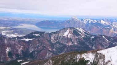 Traunsee, Frozen Langbathsee ve Attersee gölleri ile kış Salzkammergut manzarası, Feuerkogel kayak beldesinin Alberfeldkogel Dağı 'ndaki Europakreuz bakış açısıyla Dachstein Alpleri 'nin doruklarına, Avusturya.