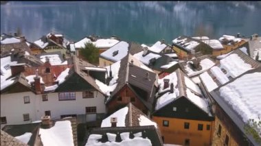 Eski Hallstatt 'ın yoğun evleri kar ile kaplıdır, Hallstattersee Gölü 'nün sakin suları Dachstein Massif Dağları 'nı yansıtmaktadır, Salzkammergut, Avusturya.