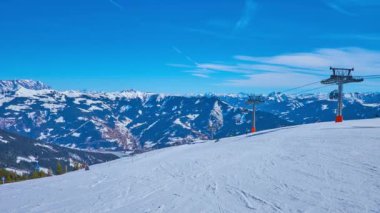 Kayakçılar ve diğer sporcuların güzel Pistes ile Schmitten dağ kış tesisi zevk, gelişmiş teleferik ağı ve karlı Alpleri üzerinde heyecan verici manzaralar, Zell See, Avusturya.